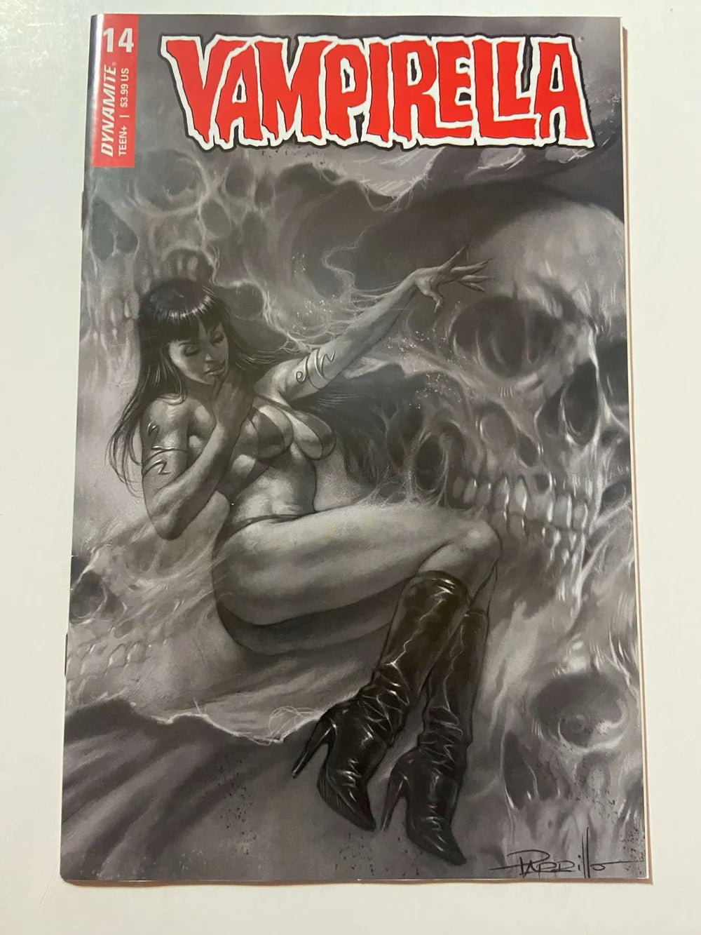 VAMPIRELLA #12 Vol 5 NM 1:10 B/W Lucio Parrillo Variant