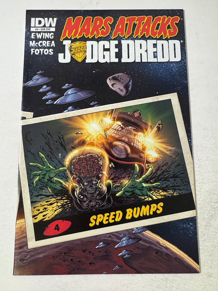 MARS ATTACKS JUDGE DREDD #4 VF/NM SUB Variant