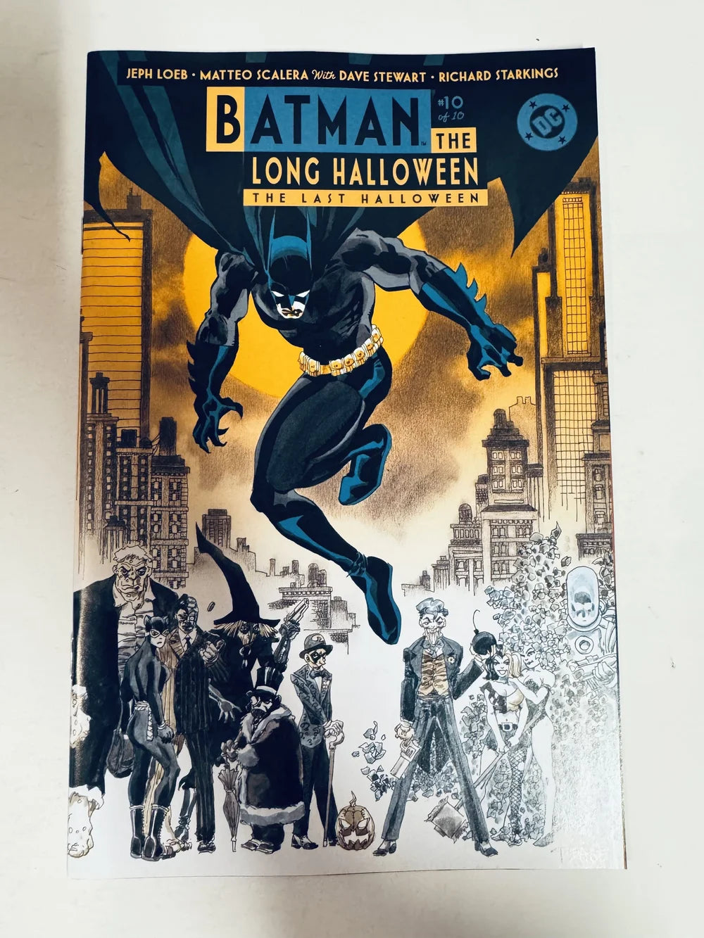 BATMAN THE LONG HALLOWEEN The Last Halloween #10 NM Tim Sale Cover