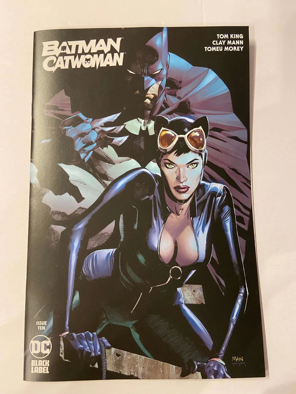 BATMAN CATWOMAN #10 NM Clay Mann Cover