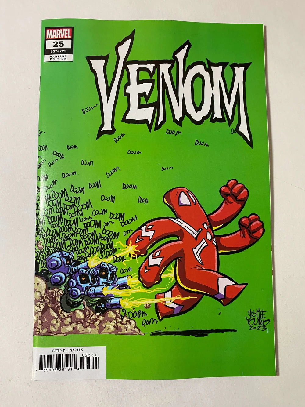 VENOM #25 Vol 5 NM Skottie Young Variant